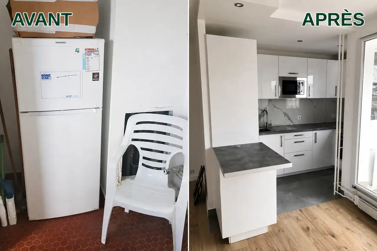 Cuisine avant et après rénovation : vieux réfrigérateur et carrelage rouge remplacés par une cuisine blanche équipée, plan de travail gris anthracite et bar ouvert sur le séjour