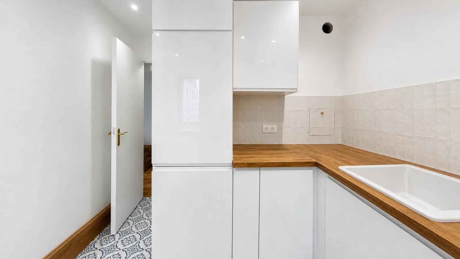 Cuisine rénovée avec colonne de rangements toute hauteur